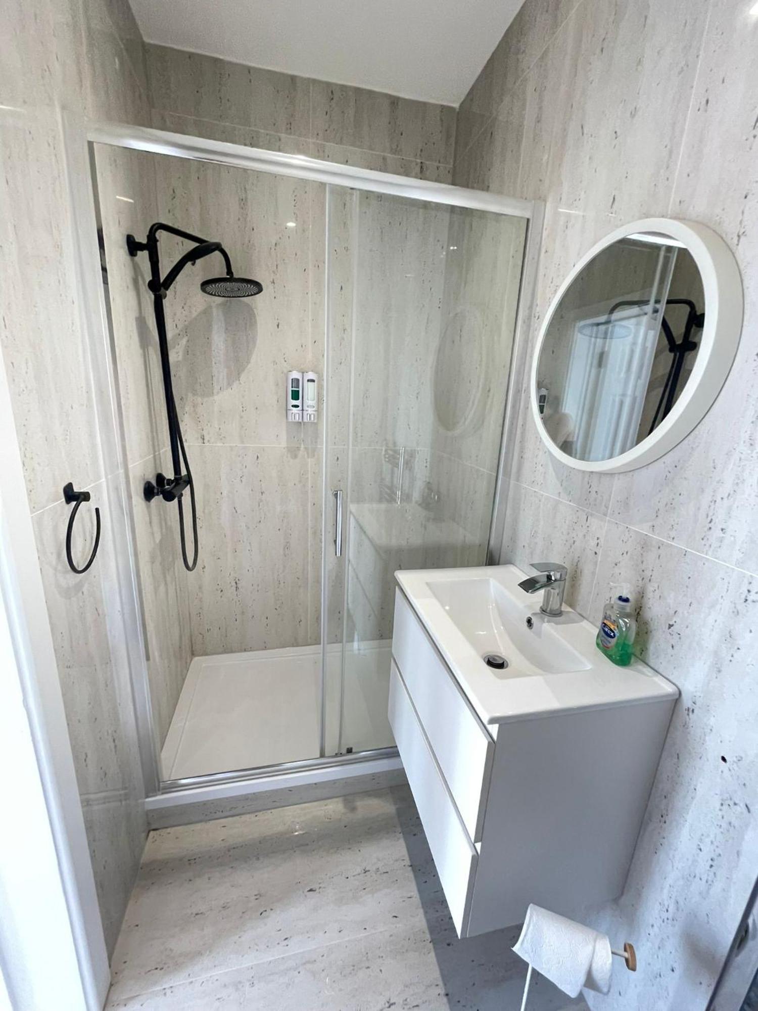 Comfortable Bay Window Stone Private Bathroom Edgware Exterior foto