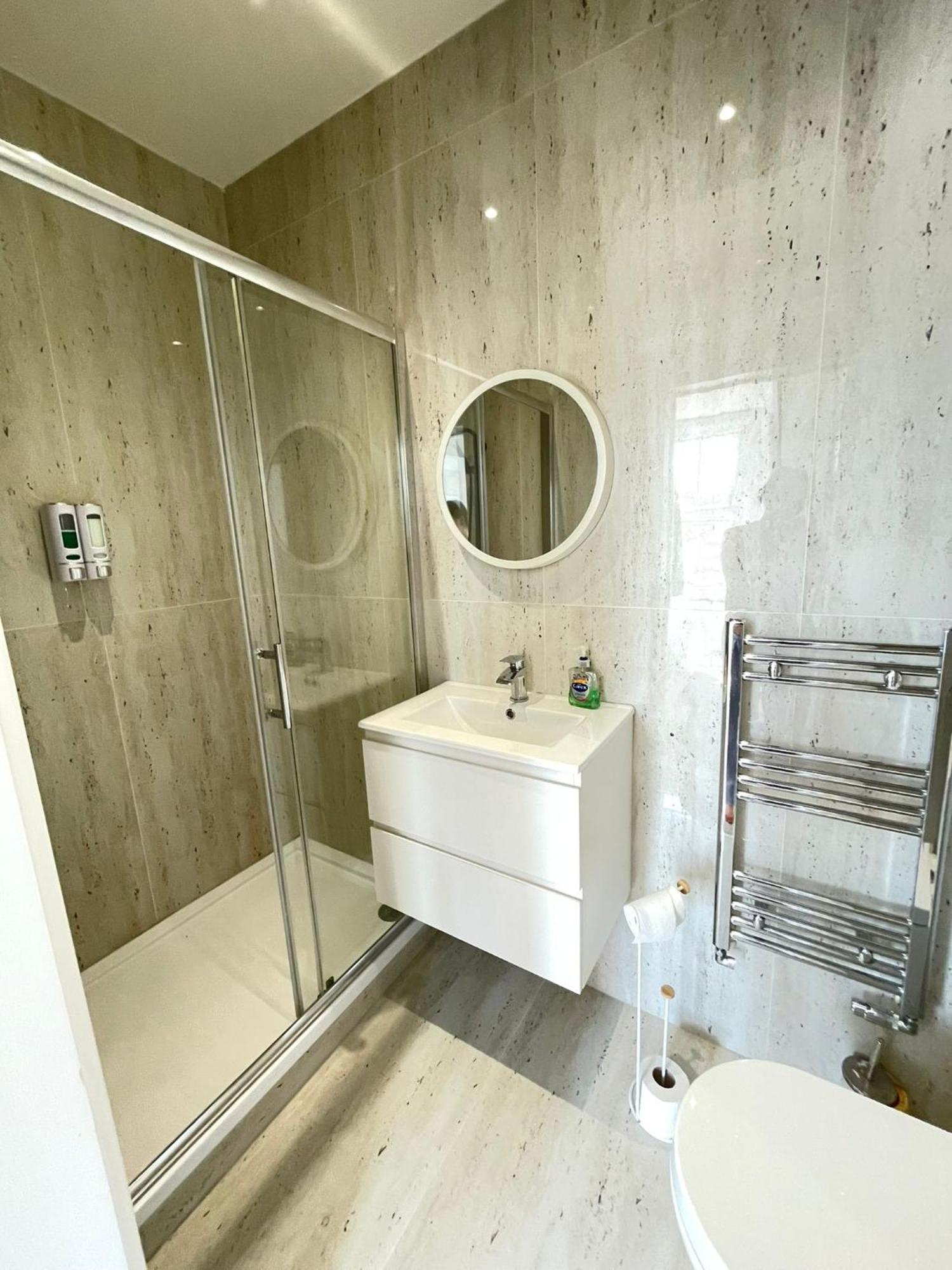 Comfortable Bay Window Stone Private Bathroom Edgware Exterior foto